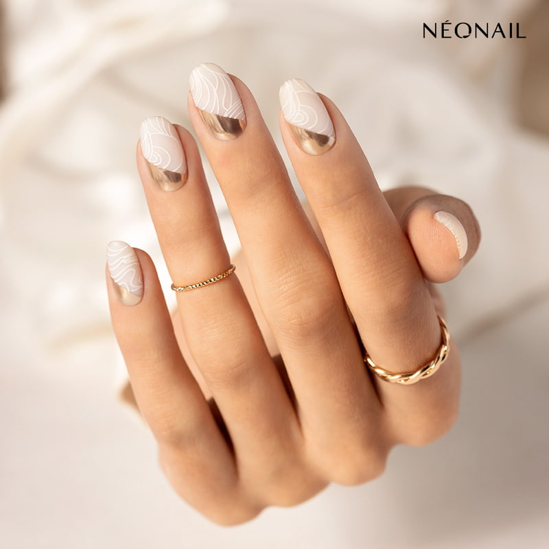 Manicura moderna de oro