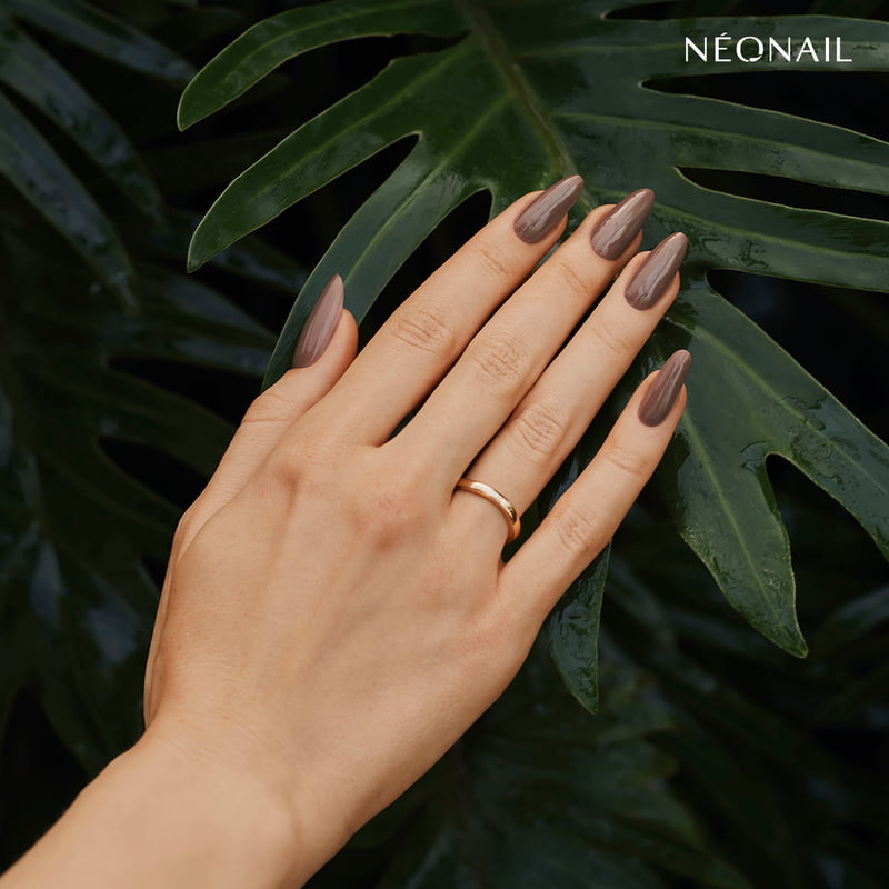 Uñas marrones oscuras